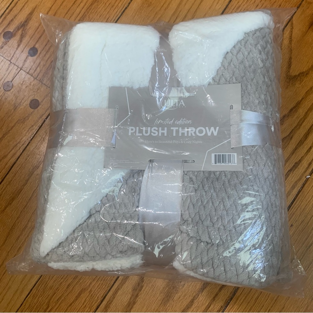 ULTA Beauty Limited Edition Sherpa Plush Throw Blanket Gray/White 50" x 60" NWT